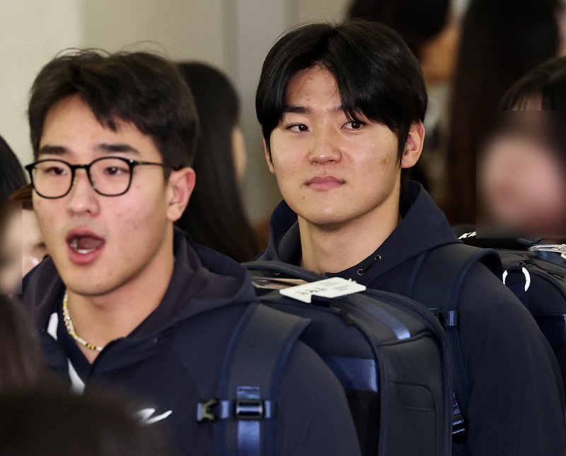 야구 국가대표팀 김도영, 안현민이 9일 오전 인천국제공항 제1여객터미널에서 월드베이스볼클래식(WBC) 대비 1차 전지훈련을 위해 사이판으로 출국하고 있다. 2026.1.9/뉴스1 ⓒ News1 구윤성 기자