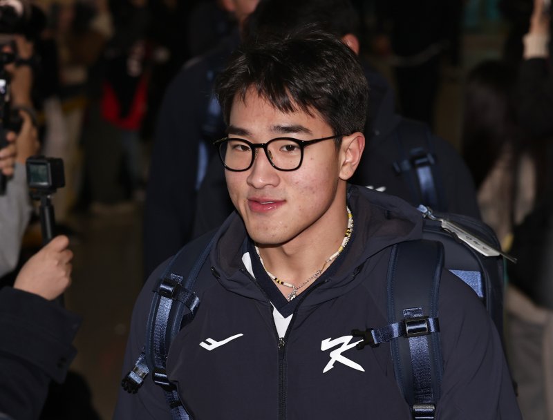 야구 국가대표팀 안현민이 9일 오전 인천국제공항 제1여객터미널에서 월드베이스볼클래식(WBC) 대비 1차 전지훈련을 위해 사이판으로 출국하고 있다. 2026.1.9/뉴스1 ⓒ News1 구윤성 기자