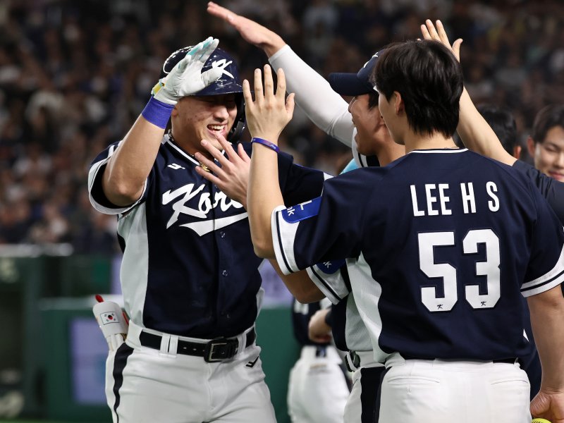 15일 오후 일본 도쿄돔에서 열린 월드베이스볼클래식(WBC) 대비 평가전 '2025 케이 베이스볼 시리즈(K-BASEBALL SERIES)' 일본과의 1차전 경기. 대한민국 안현민이 4회초 무사 1루 상황 투런홈런을 친 뒤 동료들과 기쁨을 나누고 있다. 2025.11.15/뉴스1 ⓒ News1 구윤성 기자
