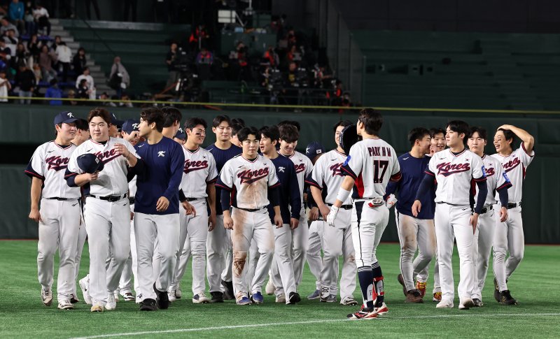 류지현 감독이 이끄는 야구 국가대표 선수들이 16일 오후 일본 도쿄돔에서 열린 월드베이스볼클래식(WBC) 대비 평가전 '2025 케이 베이스볼 시리즈(K-BASEBALL SERIES)' 일본과의 2차전 경기에서 일본과 7대7로 비긴 뒤 그라운드를 나서고 있다. 2025.11.16/뉴스1 ⓒ News1 구윤성 기자