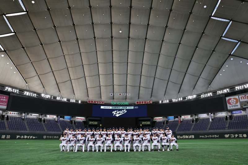 류지현 감독이 이끄는 대한민국 야구 국가대표팀이 14일 오후 일본 도쿄돔에서 월드베이스볼클래식(WBC) 대비 한일 평가전을 앞두고 단체 기념 사진촬영을 하고 있다. 2025.11.14/뉴스1 ⓒ News1 구윤성 기자