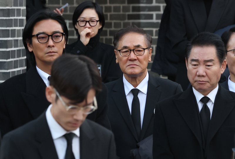 배우 주지훈(왼쪽부터)과 한예리, 배창호 감독, 박상원이 9일 오전 서울 중구 명동성당에서 열린 고 안성기의 발인식에서 고인을 배웅하고 있다. 2026.1.9/뉴스1 ⓒ News1 권현진 기자