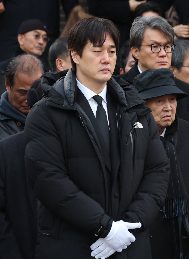 배우 유지태가 9일 오전 서울 중구 명동성당에서 열린 고 안성기의 발인식에서 고인을 배웅하고 있다. 2026.1.9/뉴스1 ⓒ News1 권현진 기자