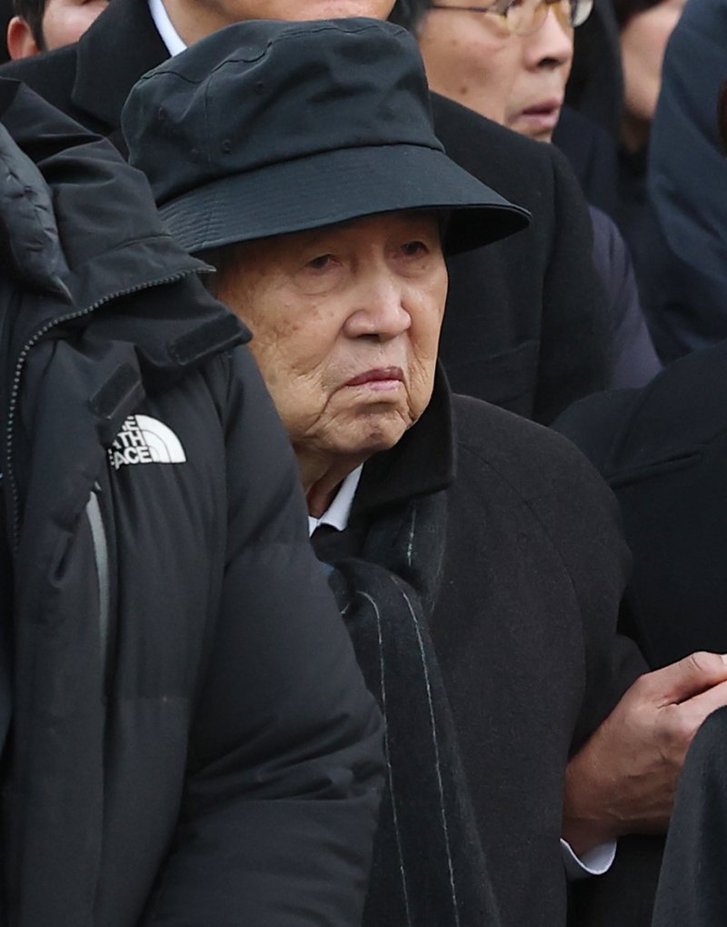 임권택 감독이 9일 오전 서울 중구 명동성당에서 열린 고 안성기의 발인식에서 고인을 배웅하고 있다. 2026.1.9/뉴스1 ⓒ News1 권현진 기자