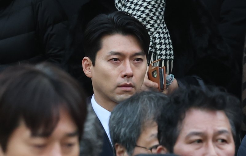 배우 현빈이 9일 오전 서울 중구 명동성당에서 고 안성기의 장례미사를 마친 뒤 고인을 배웅하고 있다. 2026.1.9/뉴스1 ⓒ News1 권현진 기자