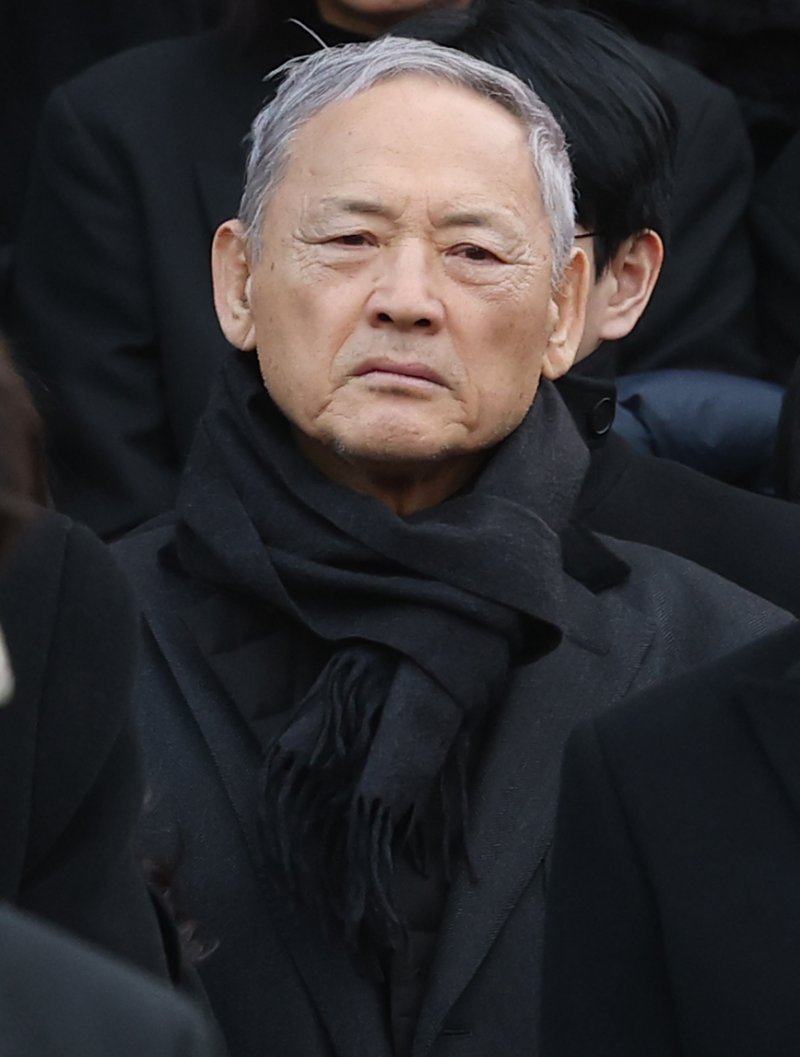 유인촌 전 문화체육관광부 장관이 9일 오전 서울 중구 명동성당에서 고 안성기의 장례미사를 마친 뒤 고인을 배웅하고 있다. 2026.1.9/뉴스1 ⓒ News1 권현진 기자