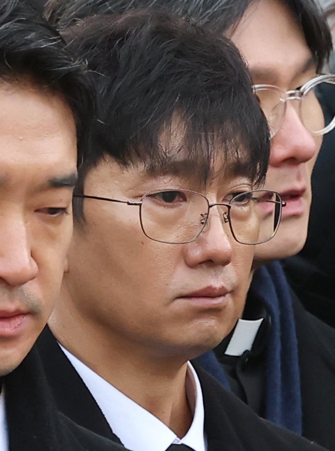 배우 박해일이 9일 오전 서울 중구 명동성당에서 열린 고 안성기의 영결식에서 고인을 배웅하고 있다. 2026.1.9/뉴스1 ⓒ News1 권현진 기자