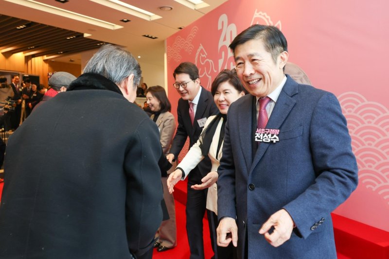 8일 신년인사회에서 주민들을 맞는 전성수 서초구청장 (출처=연합뉴스)