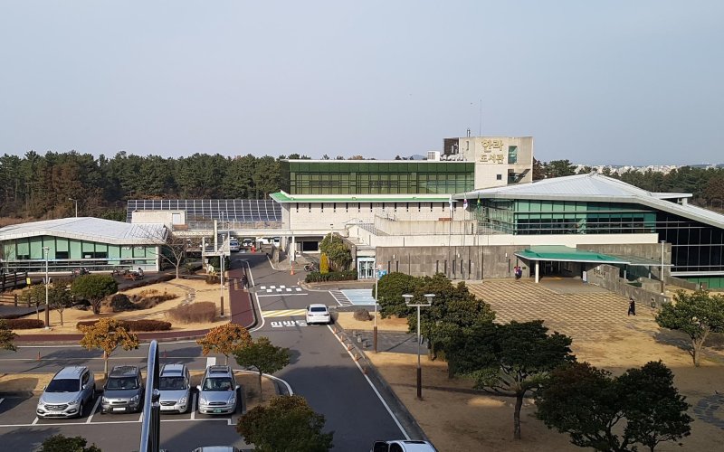 제주시 위파크 아파트 단지 사이에 위치한 한라도서관 전경. 한라도서관이 운영한 제주어 동화구연 프로그램 '어르신이 들려주는 제주어 이야기'는 세대공감 프로그램 확대 부문 우수 추진과제로 선정됐다. /사진=제주특별자치도 제공