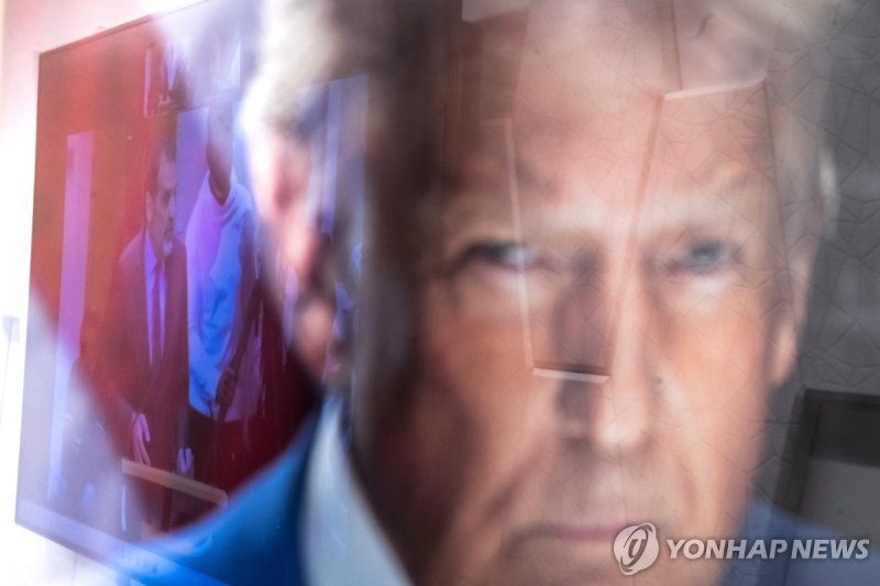 백악관 이스트윙에 걸린 트럼프 초상화에 비친 프레젠테이션 영상 (출처=연합뉴스)