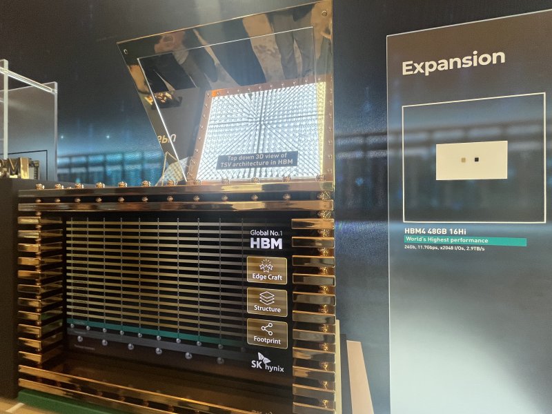 [라스베이거스=뉴시스]이현주 기자 = CES 2026이 열리고 있는 미국 라스베이거스 베네시안 엑스포에 마련된 SK하이닉스 비공개 전시관에 전시된 HBM4 제품. 2026.01.09. lovelypsyche@newsis.com