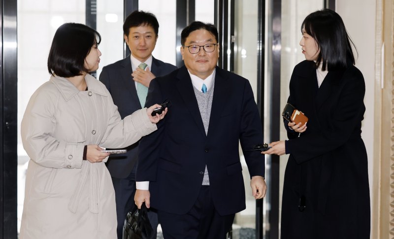 [서울=뉴시스] 김혜진 기자 = 쿠팡 사건을 무혐의 처분하도록 외압을 행사한 인물로 지목된 엄희준 광주고검 검사가 9일 서울 서초구 관봉권 띠지 폐기 의혹 및 쿠팡 퇴직금 불기소 외압 의혹 진상규명을 위한 특검 사무실로 출석하고 있다. 2026.01.09. jini@newsis.com