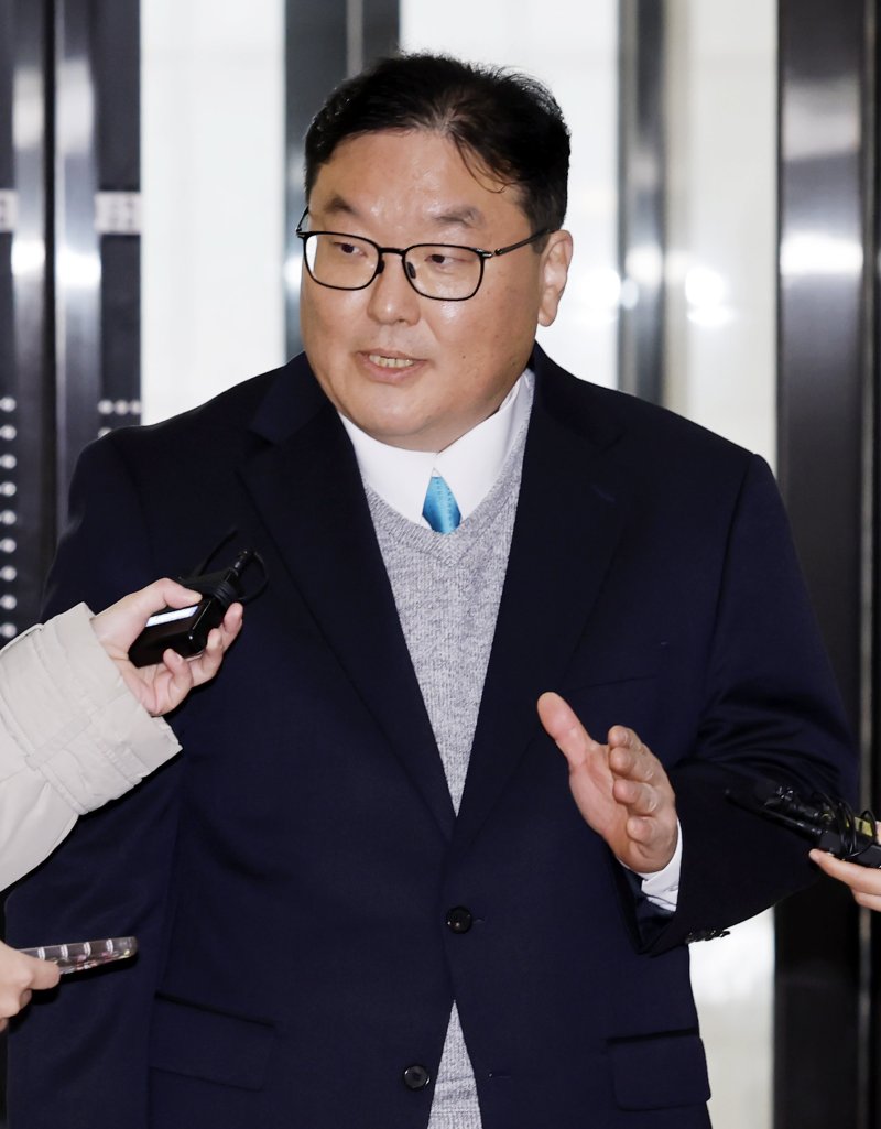 [서울=뉴시스] 김혜진 기자 = 쿠팡 사건을 무혐의 처분하도록 외압을 행사한 인물로 지목된 엄희준 광주고검 검사가 9일 서울 서초구 관봉권 띠지 폐기 의혹 및 쿠팡 퇴직금 불기소 외압 의혹 진상규명을 위한 특검 사무실로 출석하며 취재진 질문에 답하고 있다. 2026.01.09. jini@newsis.com