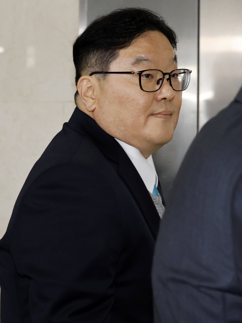 [서울=뉴시스] 김혜진 기자 = 쿠팡 사건을 무혐의 처분하도록 외압을 행사한 인물로 지목된 엄희준 광주고검 검사가 9일 서울 서초구 관봉권 띠지 폐기 의혹 및 쿠팡 퇴직금 불기소 외압 의혹 진상규명을 위한 특검 사무실로 출석하고 있다. 2026.01.09. jini@newsis.com