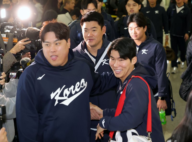 [인천공항=뉴시스] 홍효식 기자 = 대한민국 야구국가대표팀 류현진, 김혜성, 고우석, 문동주 등이 9일 미국령 사이판에서 열리는 2026 월드베이스볼클래식(WBC) 1차 캠프 전지훈련에 참가하기 위해 인천국제공항 제1터미널에 도착하고 있다. 2026.01.09. yesphoto@newsis.com