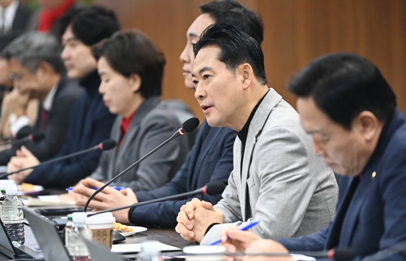 [용인=뉴시스] 김종택 기자 = 장동혁 국민의힘 대표가 9일 경기 용인시 처인구 SK하이닉스 용인 반도체 클러스터 조성사업 현장을 방문해 발언하고 있다. 2026.01.09. jtk@newsis.com