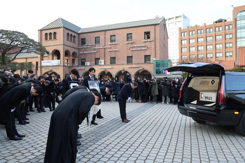 [뉴스1 PICK]정순택 대주교, 故안성기 장례미사, '모든 이에게 사랑받는국민 배우이자 참다운 스타'