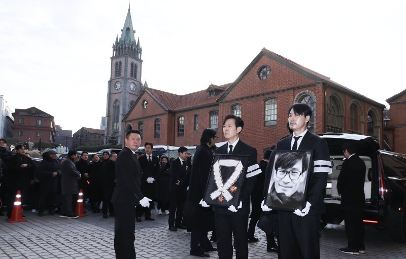 [뉴스1 PICK]정순택 대주교, 故안성기 장례미사, '모든 이에게 사랑받는국민 배우이자 참다운 스타'