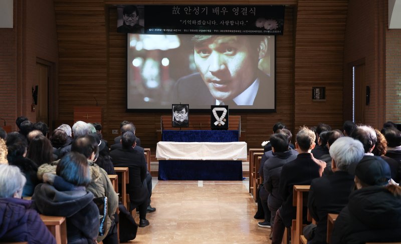 [뉴스1 PICK]정순택 대주교, 故안성기 장례미사, '모든 이에게 사랑받는국민 배우이자 참다운 스타'