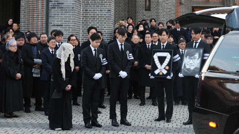 [뉴스1 PICK]정순택 대주교, 故안성기 장례미사, '모든 이에게 사랑받는국민 배우이자 참다운 스타'