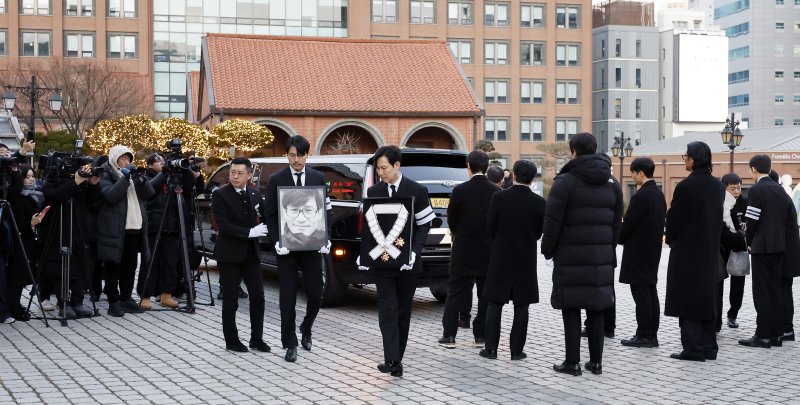 영원히 기억될 '국민배우' 영면…"안성기, 작품 속 살아 있을 것"