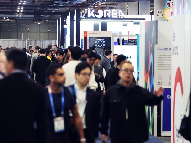 세계 최대 IT(정보기술)·가전 전시회 'CES 2026' 개막 이틀차인 7일(현지시간) 미국 네바다주 라스베이거스 베네치안엑스포 유레카관에서 관람객들이 '통합한국관'을 살펴보고 있다. 2026.1.8/뉴스1 ⓒ News1 황기선 기자