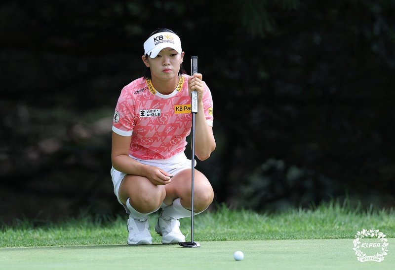 그린 파악하는 방신실 (출처=연합뉴스)