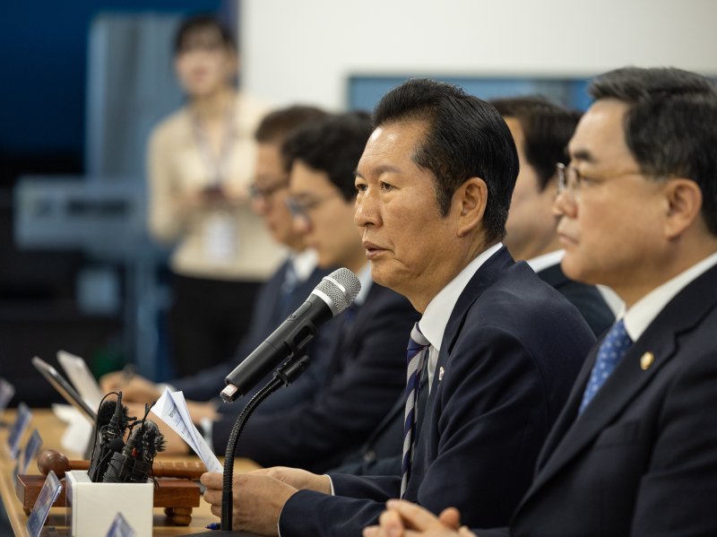 [서울=뉴시스] 고승민 기자 = 정청래 더불어민주당 대표가 9일 경남 창원 경남도당 대회의실에서 열린 민생 현장 최고위원회의에서 발언하고 있다. (사진=더불어민주당 제공) 2026.01.09. photo@newsis.com