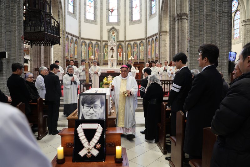 [뉴스1 PICK] 故 안성기 마지막 길, 영화인들 눈물의 배웅 속 영면