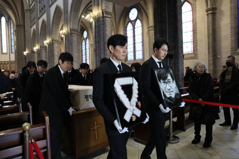 [뉴스1 PICK] 故 안성기 마지막 길, 영화인들 눈물의 배웅 속 영면