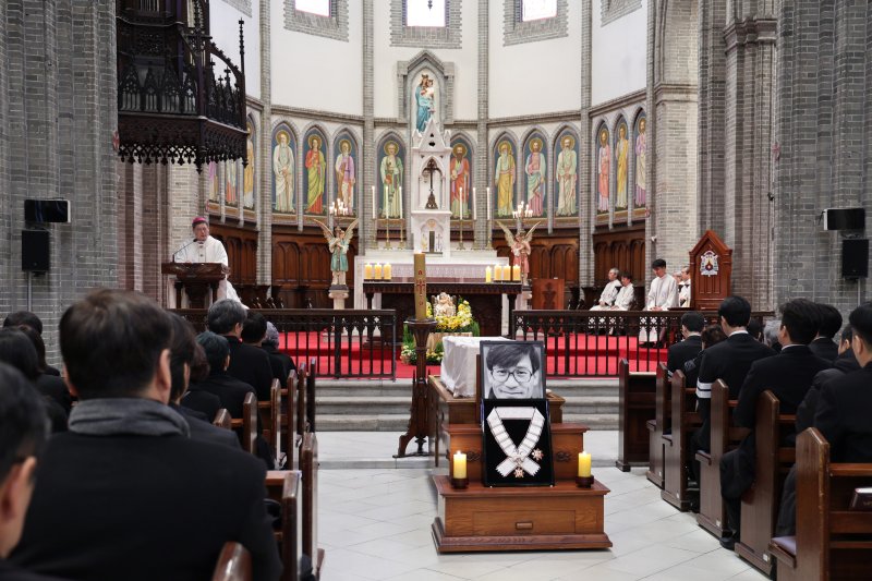 [뉴스1 PICK] 故 안성기 마지막 길, 영화인들 눈물의 배웅 속 영면