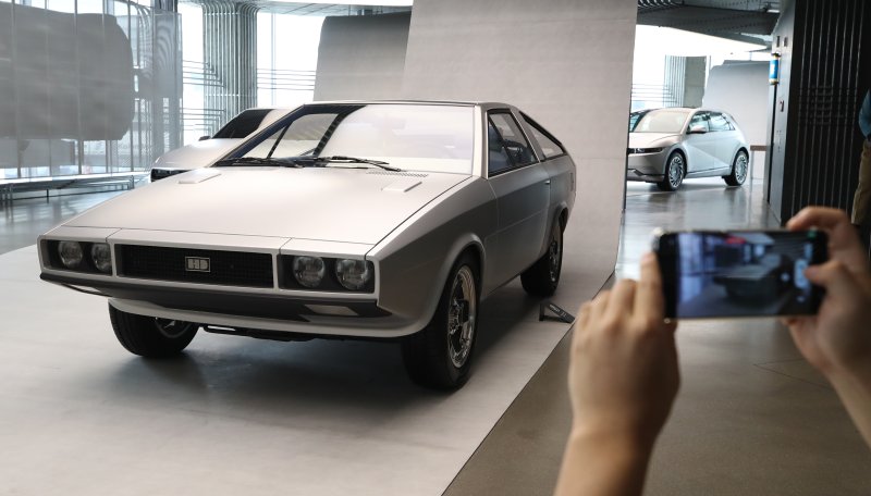 2023년 6월 서울 강남구 현대모터스튜디오 서울에서 열린 '포니의 시간' 전시장에 이탈리아 자동차 디자인의 거장 조르제토 주지아로가 디자인한 '포니 쿠페 콘셉트' 복원 모델이 전시된 모습(자료사진). 2023.6.8/뉴스1 ⓒ News1 구윤성 기자