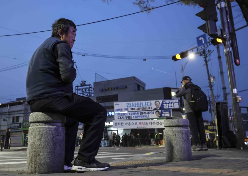 [서울=뉴시스] 김근수 기자 = 사진은 지난해 4월10일 새벽 서울 구로구 남구로역 인근 인력시장에서 건설 일용직 노동자들이 일자리를 구하기 위해 대기하고 있는 모습. 2025.04.10. ks@newsis.com