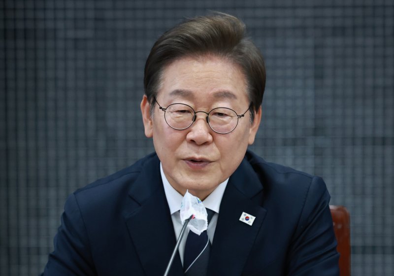 [연천=뉴시스] 고범준 기자 = 이재명 대통령이 13일 경기도 연천군청에서 기본소득 실시지역 현황 점검을 하며 발언하고 있다. (대통령실통신사진기자단) 2025.06.13. bjko@newsis.com