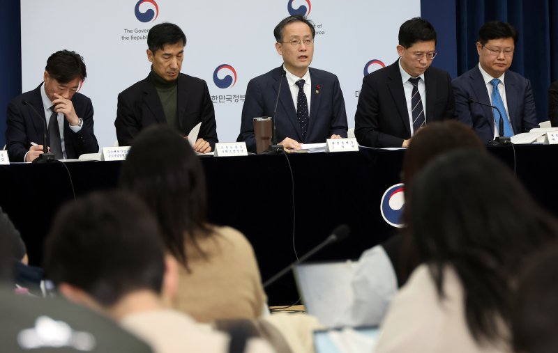 [세종=뉴시스] 강종민 기자 = 이형일 재정경제부 차관이 지난 5일 세종시 정부세종청사에서 2026년 경제성장전략 주요 내용을 발표하고 있다. 2026.01.09. ppkjm@newsis.com