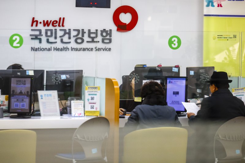 [서울=뉴시스] 정병혁 기자 = 5일 서울시내 국민건강보험공단 민원실에서 시민들이 상담을 받고 있다. 2026.01.05. jhope@newsis.com