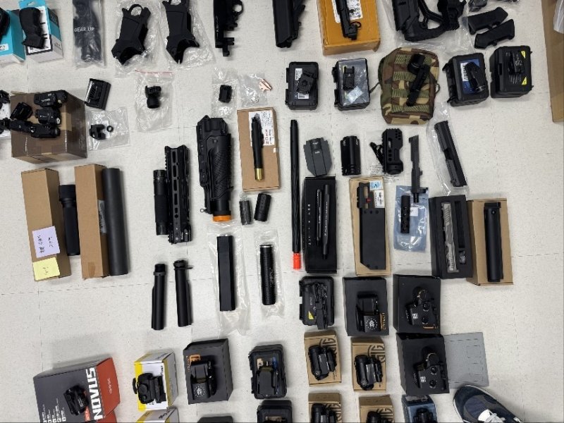 압수된 조준경 등 총기 부품 (출처=연합뉴스)