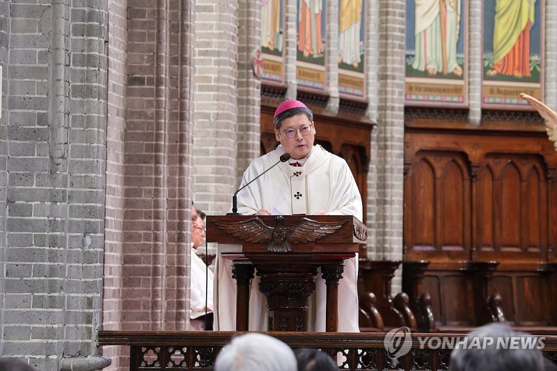 정순택 대주교, 고 안성기 배우 장례미사 집전 (출처=연합뉴스)