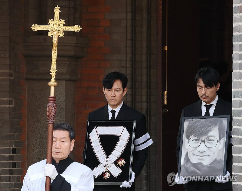 고 안성기 영정과 훈장 든 이정재와 정우성 (출처=연합뉴스)