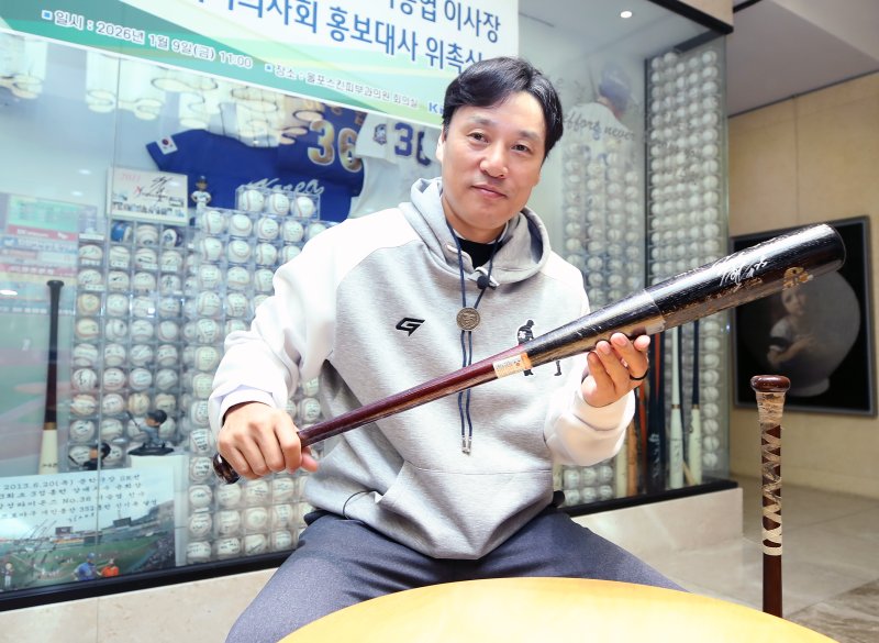 9일 대구 중구 동성로 올포스킨피부과의원에서 (재)이승엽야구장학재단 이승엽 이사장이 대구시의사회 홍보대사 위촉 기념 사인을 한 야구배트를 들어 보이고 있다. 이날 대구시의사회 홍보대사로 위촉된 이승엽 이사장은 대구시민의 건강증진과 사회공헌 등 다양한 활동에 참여하게 된다.뉴스1