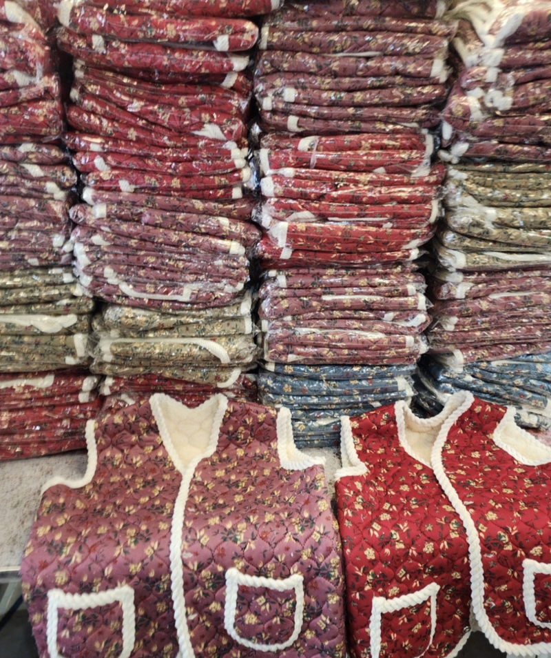 할매카세 콘셉트의 식당에 비치된 할매조끼. /사진=자영업자 커뮤니티 '아프니까 사장이다' 캡처