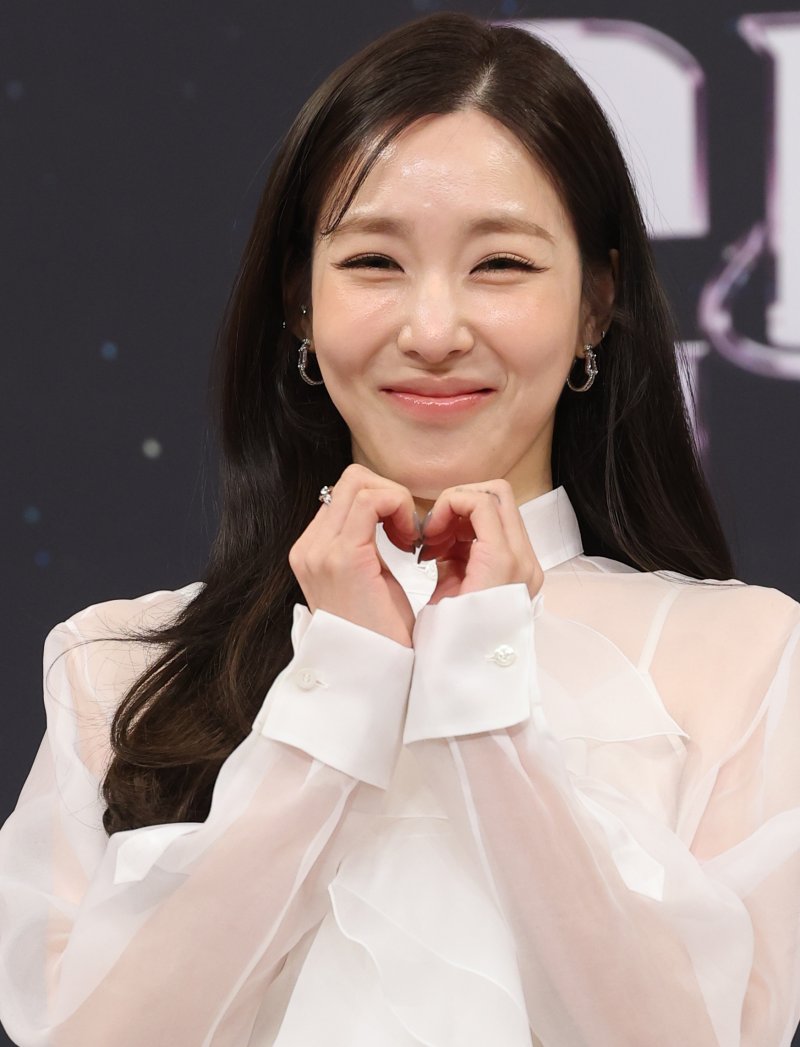소녀시대 티파니 영이 9일 오후 서울 양천구 목동 SBS에서 열린 오디션 프로그램 '베일드 컵' 제작발표회에 하트 포즈를 취하고 있다.ⓒ News1 권현진 기자