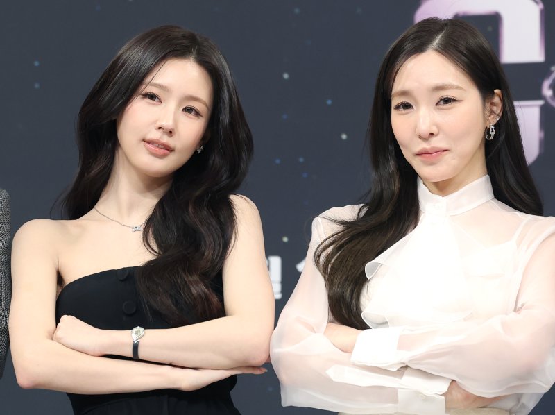 아이들 미연과 소녀시대 티파니 영(오른쪽)이 9일 오후 서울 양천구 목동 SBS에서 열린 오디션 프로그램 '베일드 컵' 제작발표회에 참석해 포즈를 취하고 있다.