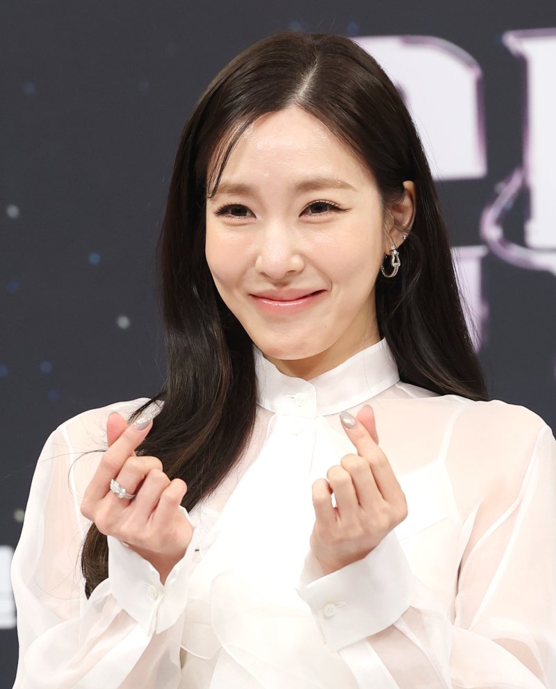 소녀시대 티파니가 9일 오후 서울 양천구 목동 SBS에서 열린 오디션 프로그램 '베일드 컵' 제작발표회에 참석해 하트 포즈를 취하고 있다. ⓒ News1 권현진 기자
