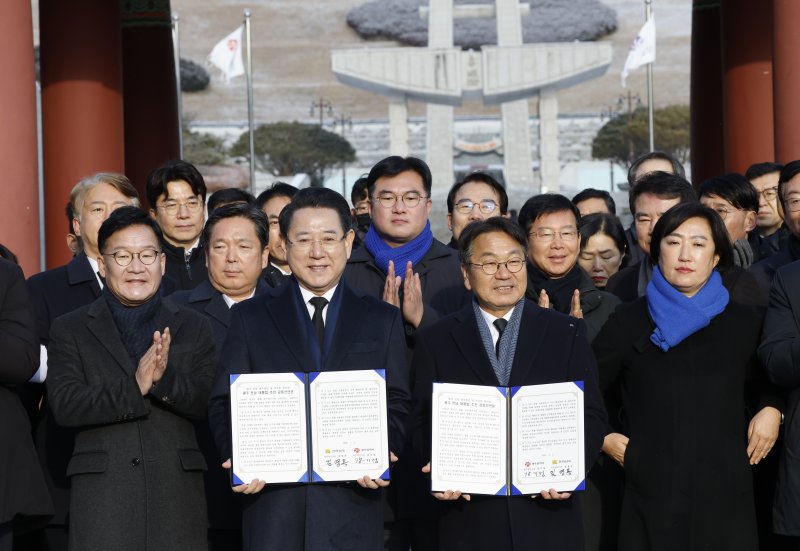 지난 2일 광주 북구 운정동 국립5·18민주묘지 민주의문 앞에서 강기정 광주시장과 김영록 전남도지사가 광주·전남 대통합 추진 공동선언문을 발표하고 있다. 뉴스1