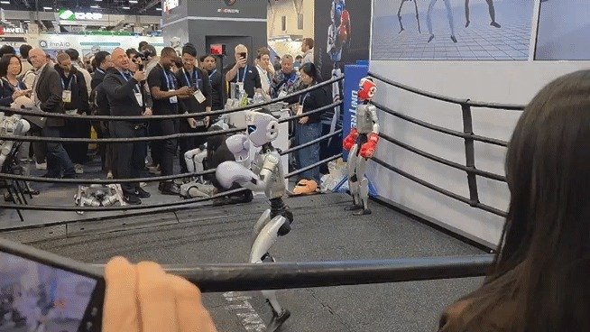 중국 휴머노이드 로봇 기업 유니트리의 로봇이 복싱장으로 꾸며진 무대에서 시연을 하고 있다. 2026.1.7 ⓒ뉴스1 박기범 기자