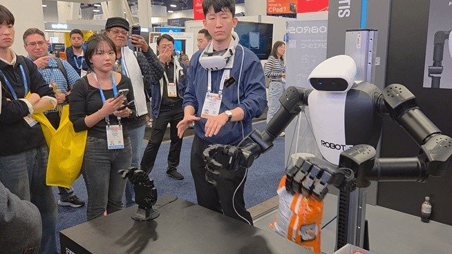 로보티즈의 휴머노이드 로봇 'AI 워커'가 조작자의 손을 따라 로봇 손을 움직이고 있다. 2026.1.7 ⓒ뉴스1 이정후 기자