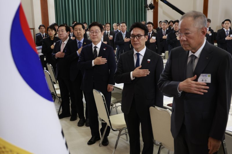 [서울=뉴시스] 최동준 기자 = 이재명 대통령이 9일 청와대에서 열린 경제성장전략 국민보고회에서 참석자들과 국민의례를 하고 있다. 2026.01.09. photocdj@newsis.com