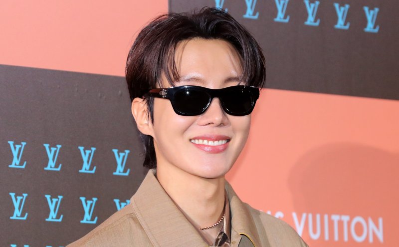 제니, 美 '아이하트 어워즈' 6개 부문 후보…블랙핑크&middot;로제&middot;리사&middot;제이홉 5개 부문