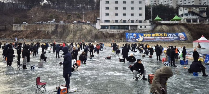 [홍천=뉴시스] 9일 홍천군은 이날 오전 홍천의 겨울 대표 축제인 홍천강 꽁꽁 축제가 개막됐다 고 밝혔다. 홍천군 제공. *재판매 및 DB 금지